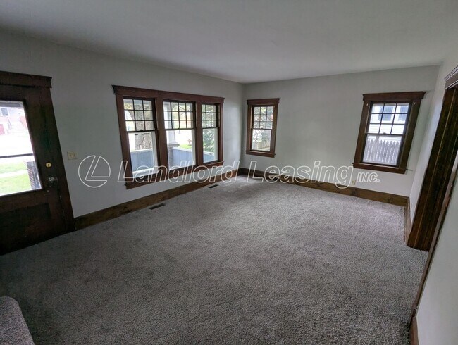 Foto del edificio - For Sale Land Contract - $129,900 EZ BUY P...