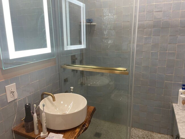 Foto del edificio - 4 Bedroom Single Family Home in Bronx