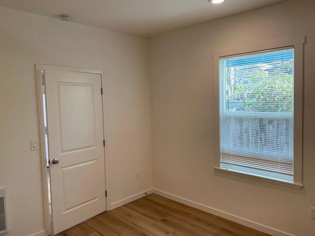 Building Photo - 666 9th St