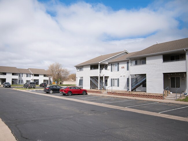 Estacionamiento disponible fuera de la calle - Northridge Crossing Apartments and Townhomes