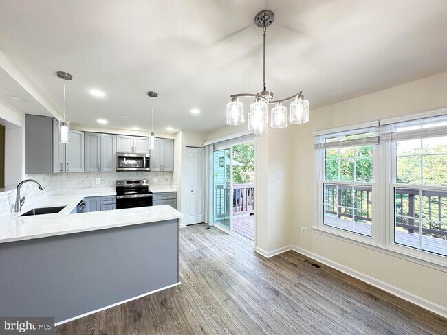 Building Photo - 8753 Manahan Dr