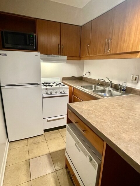Foto del edificio - 3620 N Pine Grove Ave