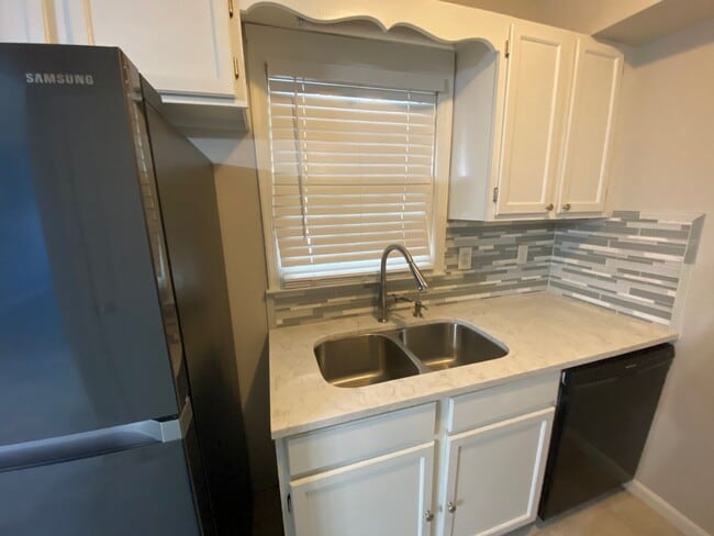 Building Photo - NEW PRICE - Updated Townhome Available for Rent in Roswell!