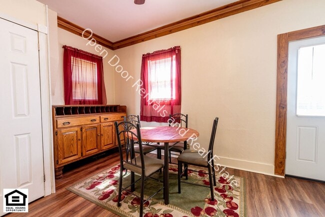 Building Photo - 708 E 9th St