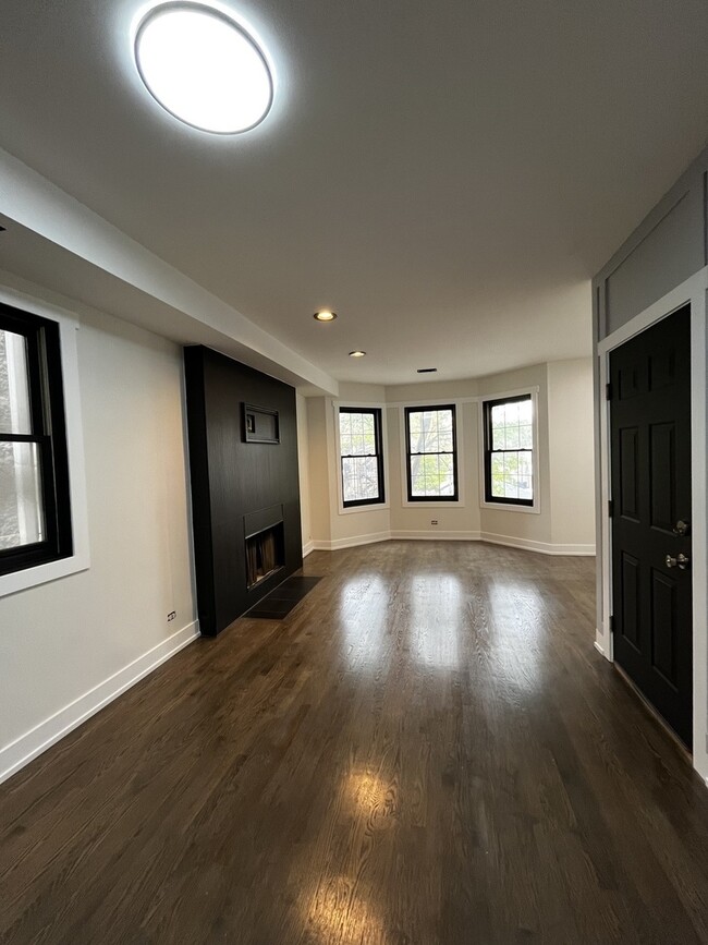 Building Photo - 3316 N Damen Ave