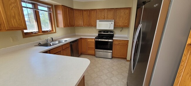 Building Photo - Large Cul-de-sac Home