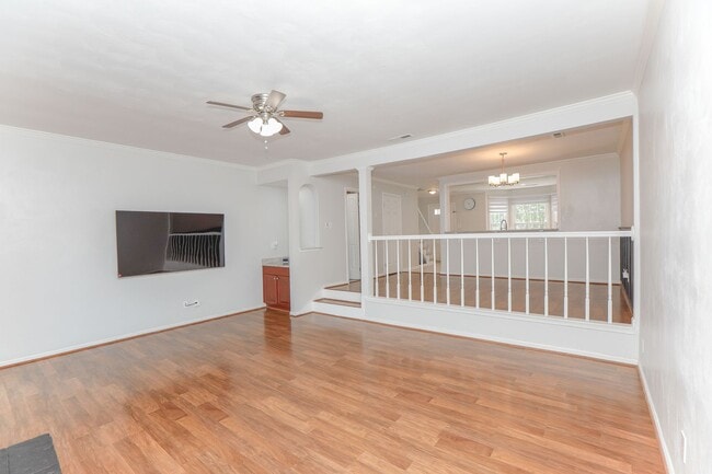 Building Photo - Beautifully maintained townhouse in Virgin...