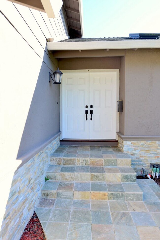 Building Photo - 1402 Medallion Dr