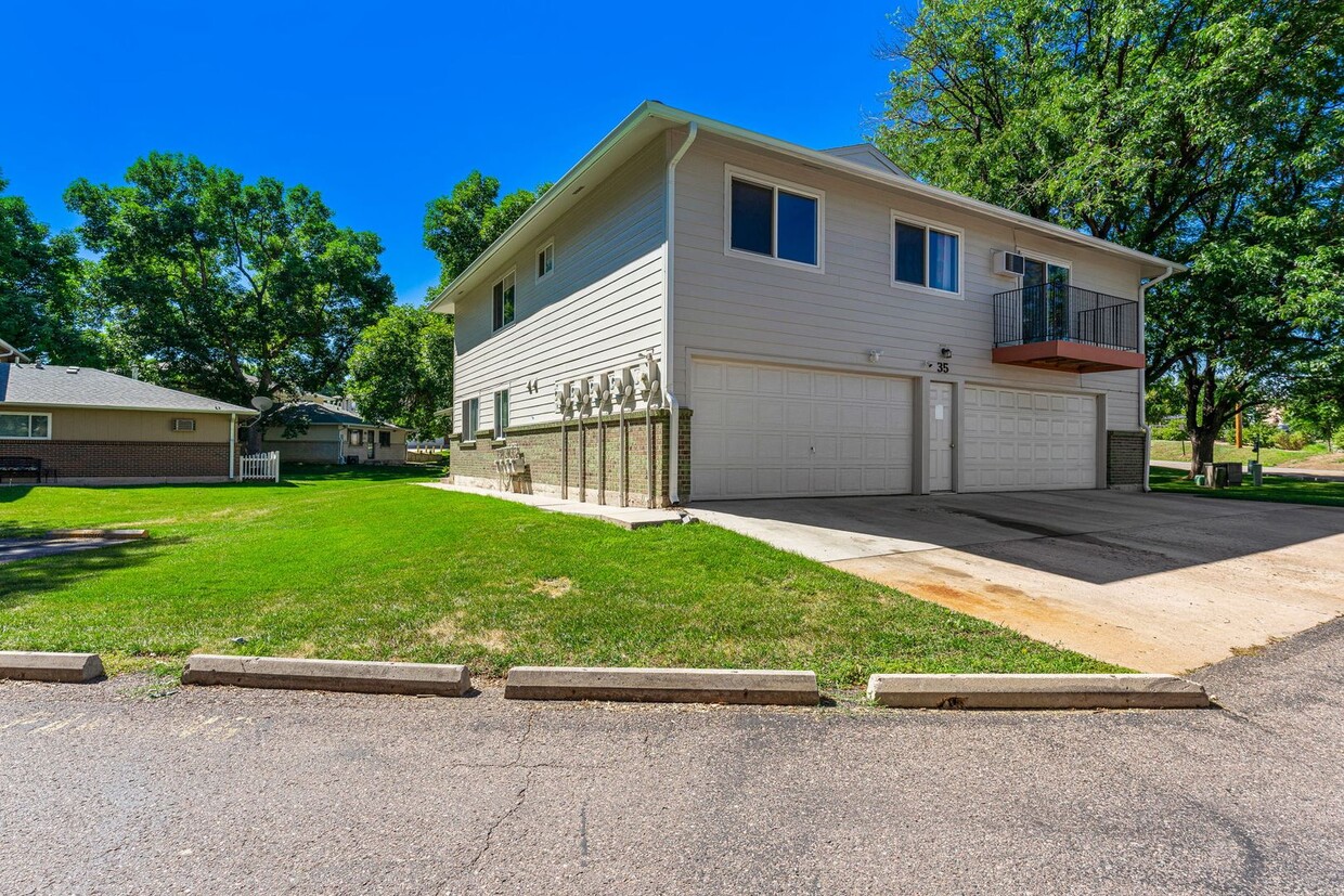 Primary Photo - Bright Townhome in Lakewood!