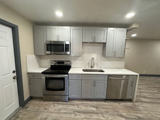 Foto del edificio - Cozy 2BR 1BA Home w/ Quartz Counters • Stainless Steel • Bonus Room in Pompano Beach