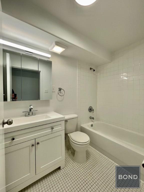 Foto del edificio - 22-30 Marble Hill Ave-