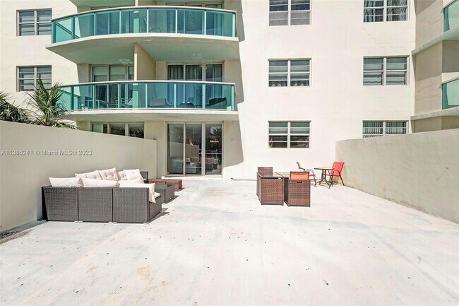 Foto del edificio - 19370 Collins Ave