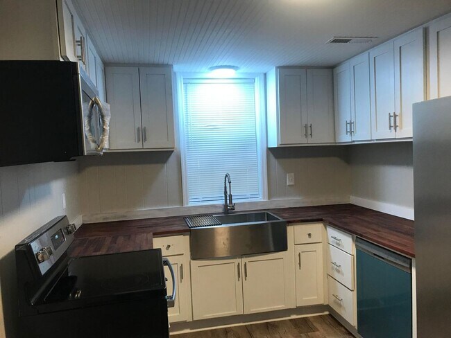 Building Photo - 3 Bedroom House