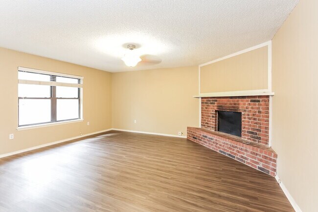 Building Photo - 501 Ramblin Oaks Dr