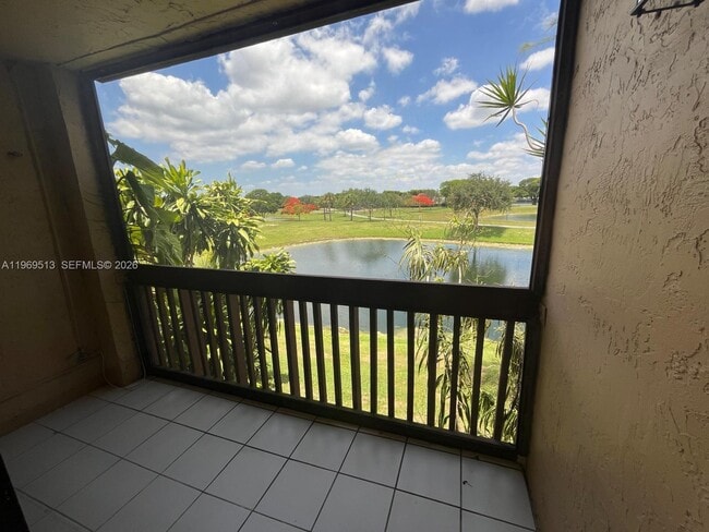 Building Photo - 271 W Park Dr