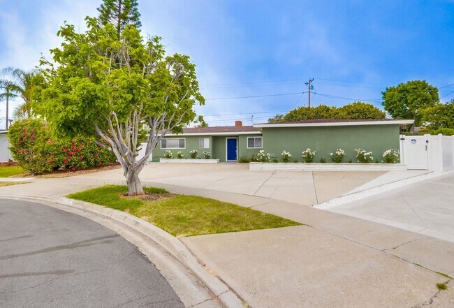 Foto del edificio - MOVE IN READY. Four Bed, Two Bath Single F...
