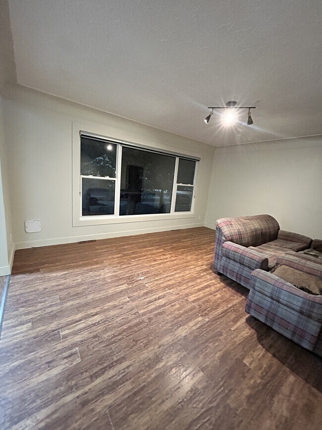 Photo du bâtiment - 9837-9868 68 Ave NW