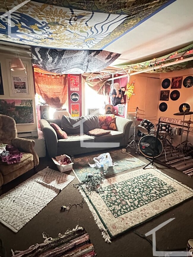 Building Photo - Great 4 Bed Available Sept 1 (minutes form the Green Line)