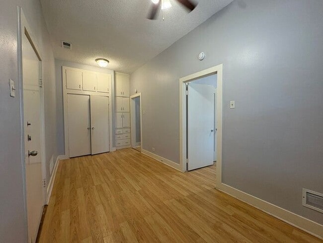 Building Photo - 1 Bed 1 Bath at Broadway Apartments! All B...