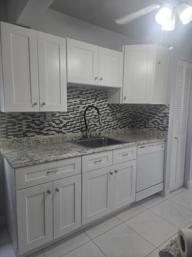 Primary Photo - 8205 NW 61st St