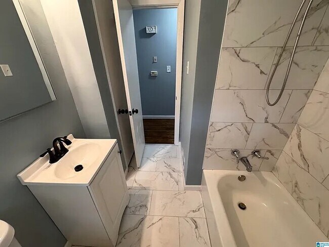 Foto del edificio - NOW AVAILABLE! RENT READY!!