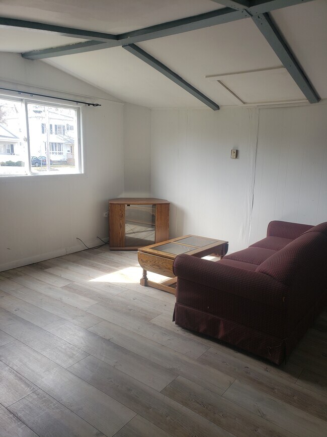 TV Lounge - 71 W Utica St