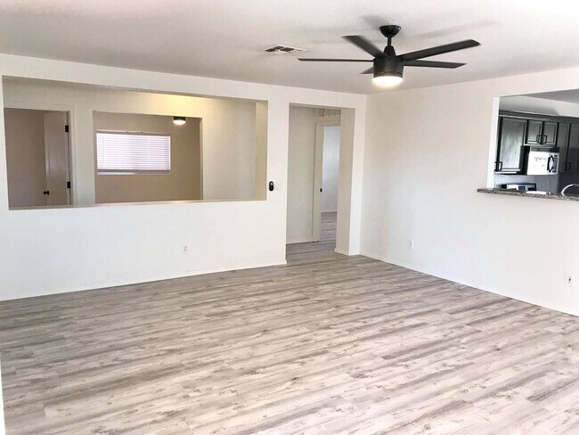 Foto del edificio - Spacious 3-bedroom plus den in North Phoenix