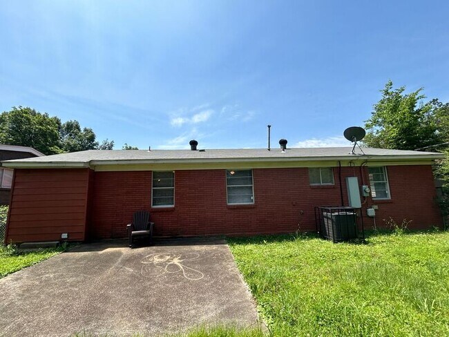 Building Photo - 2244 Pamela Dr