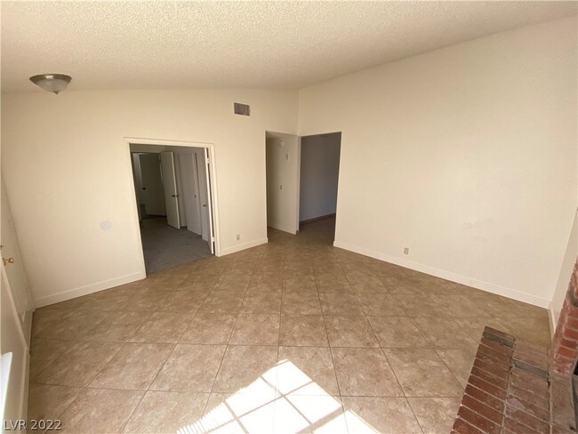 Building Photo - 1581 Foxglove Dr