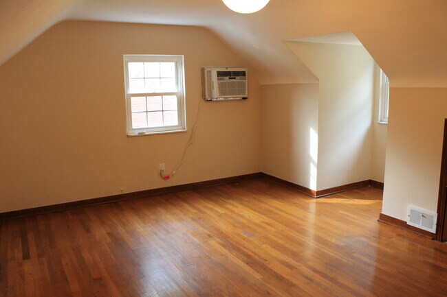 Building Photo - 274 Barclay Ave