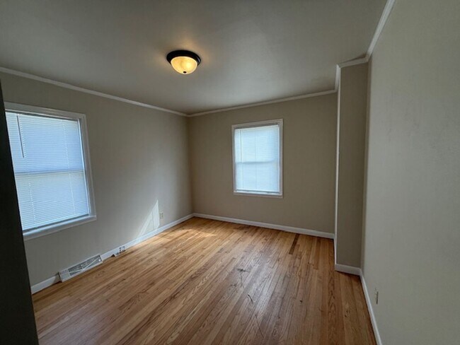 Foto del edificio - West Allis 3 bedroom 1 bath with 2 car garage