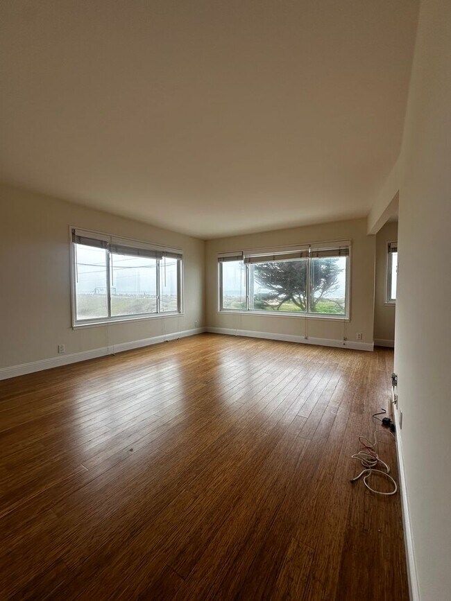 Building Photo - Ocean Views!!! Large and Spacious 2BR/2BA ...