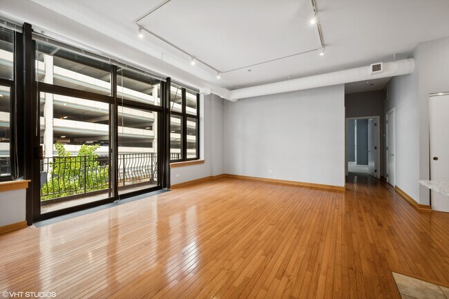 Building Photo - 333 W Hubbard St