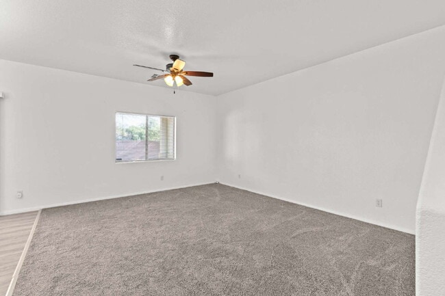Foto del edificio - "Spacious 3-Bedroom Oasis with 2.5 Baths on Grandmother Hat Street, North Las Vegas!"