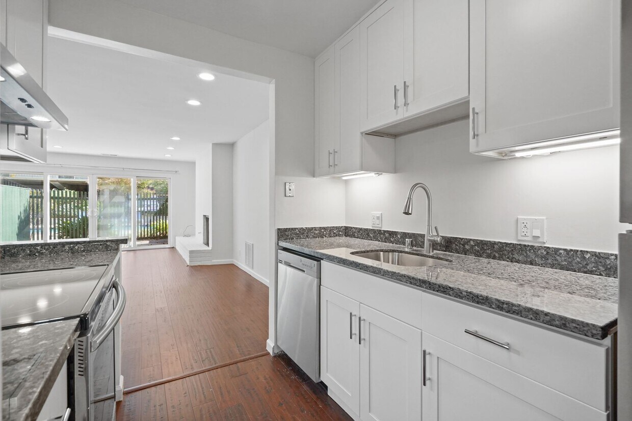Primary Photo - Stunning Woodlake Townhome in poolside loc...
