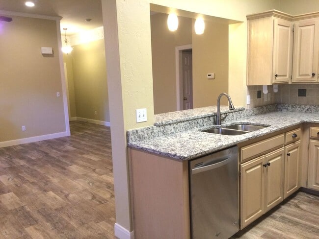 Building Photo - 13 Windtree Park