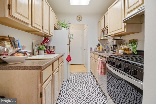 Building Photo - 1210 N Taft St