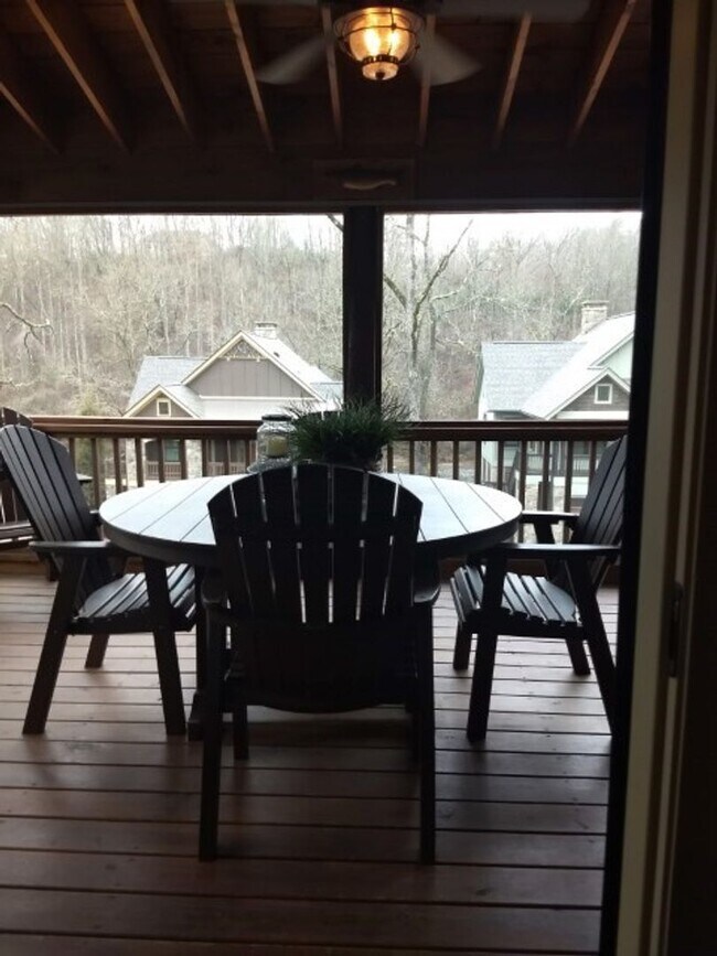 Foto del edificio - $2,150 - 3 Bedroom, 3 Bathroom Fully Furni...
