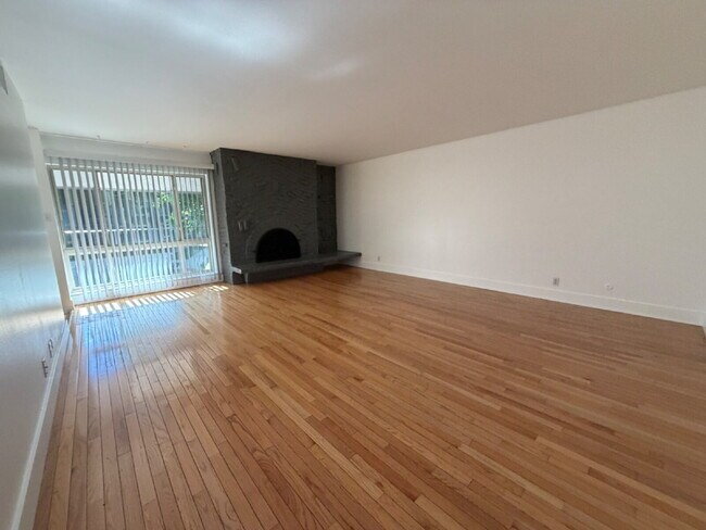 Foto del edificio - Spacious 2-Bedroom Condo with Fireplace, Private Patio & In-Unit Laundry in DTC!