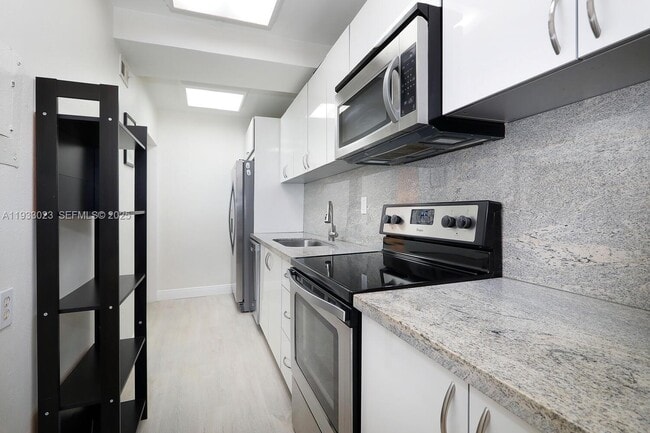 Building Photo - 100 Lincoln Rd