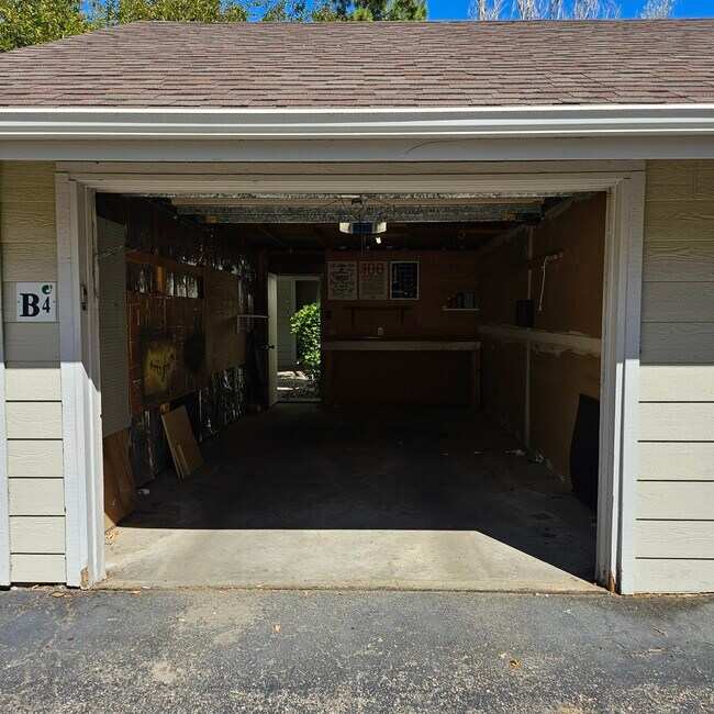 Building Photo - 3500 Rolling Green Dr