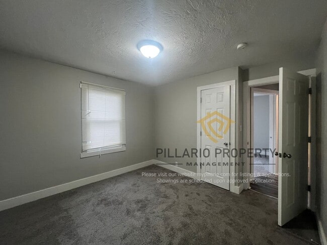 Building Photo - Updated 2 Bedroom/1 Bathroom Charmer in th...
