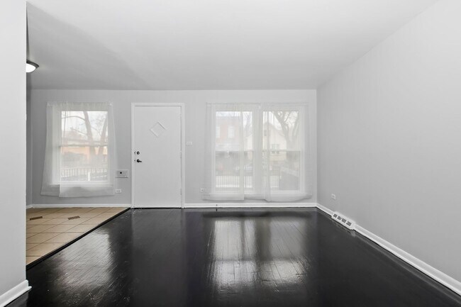 Foto del edificio - Spacious 3 Bedroom Home in Auburn Gresham ...