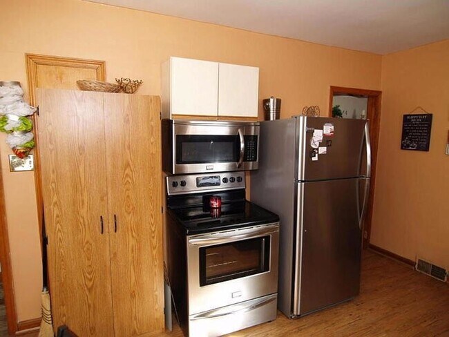 Building Photo - 135 N 91st St