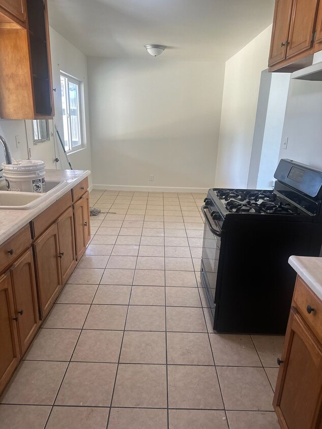 Building Photo - South Bakersfield Home 3 BD 1.5 BA