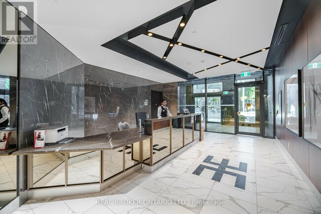 Photo du bâtiment - 327 King St W