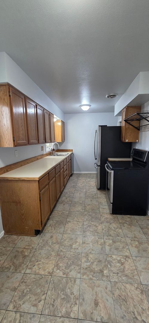 Foto del edificio - 3946 E 6th St