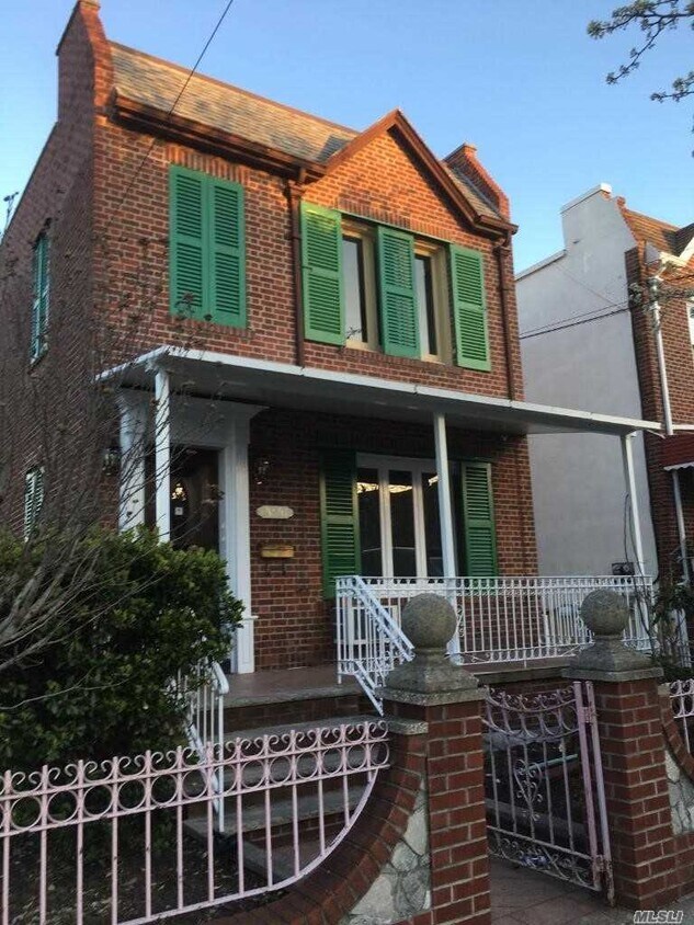 205151 36th St, Queens, NY 11105 House Rental in Queens, NY