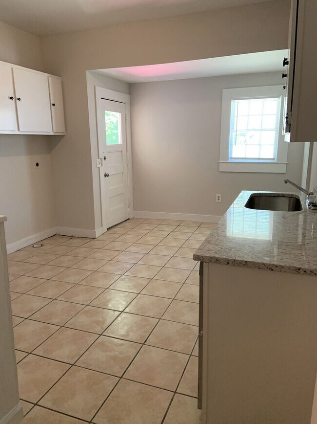 Building Photo - 4 Bedroom/2 bathroom Unit of a Duplex Avai...