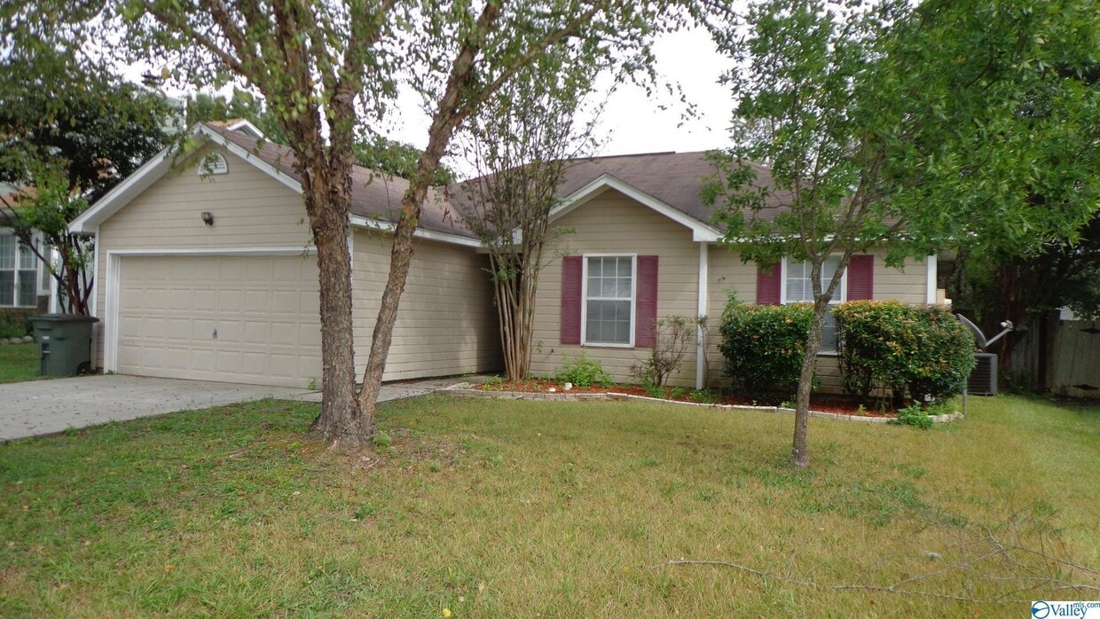 Primary Photo - 114 N W Sugar Bluff Ln
